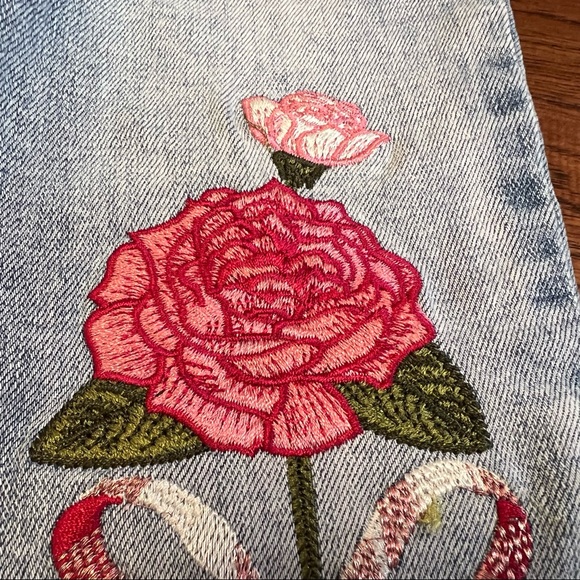 Monnalisa Embroidered Rose Jeans. Size 3 yrs. - Picture 4 of 9